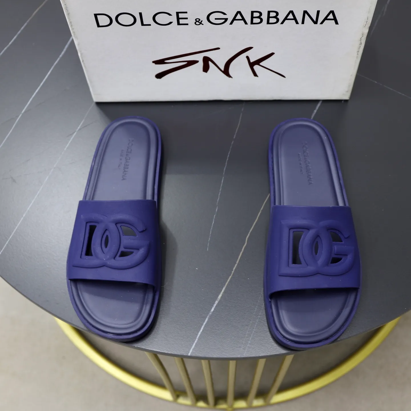 Ex-factory price: 340💰🙅‍♂️🙅‍♂️🙅‍♂️ Brand: DG Standard code: 38-44 (45 customized) Grade: Same as the official website Material: Original leather design Original lightweight wear-resistant molded outsole Style category: Men's fashion sandals Distinguished luxury brand elements Top luxury Color: Actual picture color